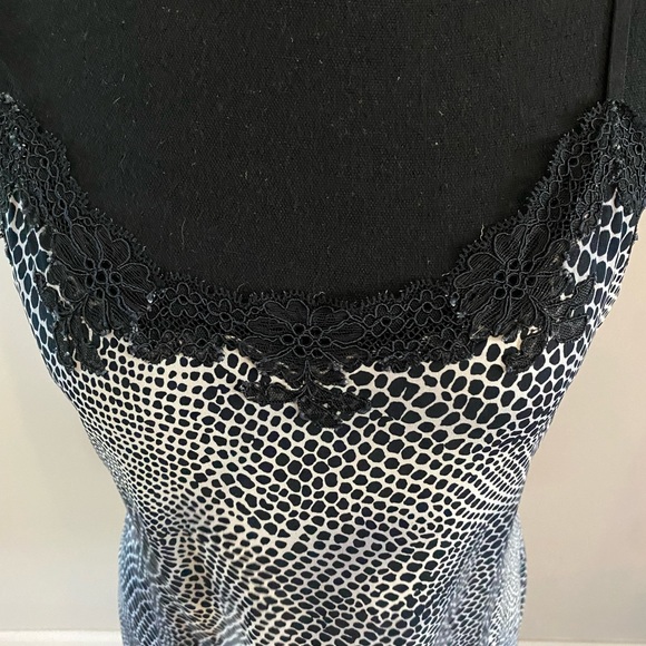 Black and white silky night gown. - Picture 2 of 6